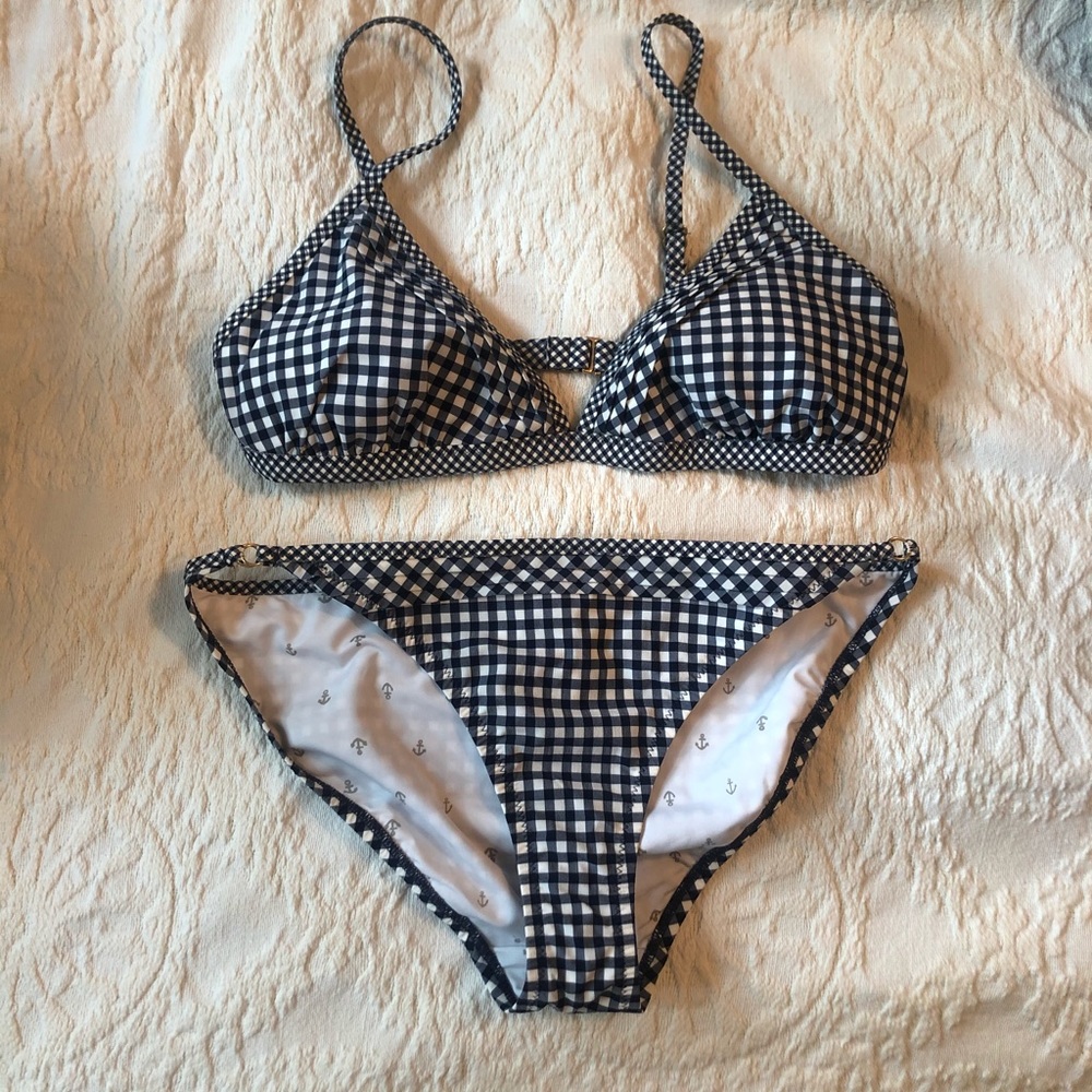Used like new lands end swim suit set. Size small